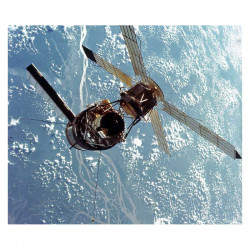 Carte / presentoir avec un fragment Original Nasa Skylab 3 ( 050 )