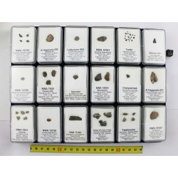 Collection de 18 météorites...