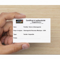 Fragment de trinitite dans une boîte - Verre d Alamogordo (USA - 0.90 gramme - 092*)