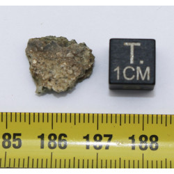 Fragment de trinitite dans une boîte - Verre d Alamogordo (USA - 0.90 gramme - 092*)