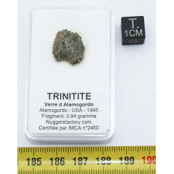 Fragment de trinitite dans une boîte - Verre d Alamogordo (USA - 0.94 grammes - 093*)