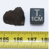 Talon de Météorite JAH 933 dans une boite Chondrite H3 (Oman - 1.75 gramme - 002** )