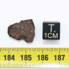 Talon de Météorite JAH 933 dans une boite Chondrite H3 (Oman - 1.75 gramme - 002** )