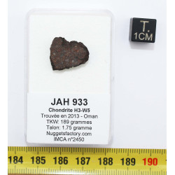 Talon de Météorite JAH 933 dans une boite Chondrite H3 (Oman - 1.75 gramme - 002** )