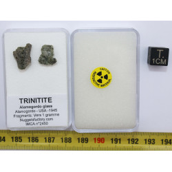 lot de 2 Fragments de trinitite dans une boîte - Verre d Alamogordo ( USA - 1.0 gramme )