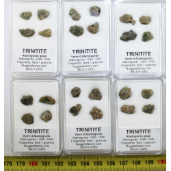 Lot de 4 Fragments de trinitite dans une boîte - Verre d Alamogordo ( USA - 1.0 gramme )