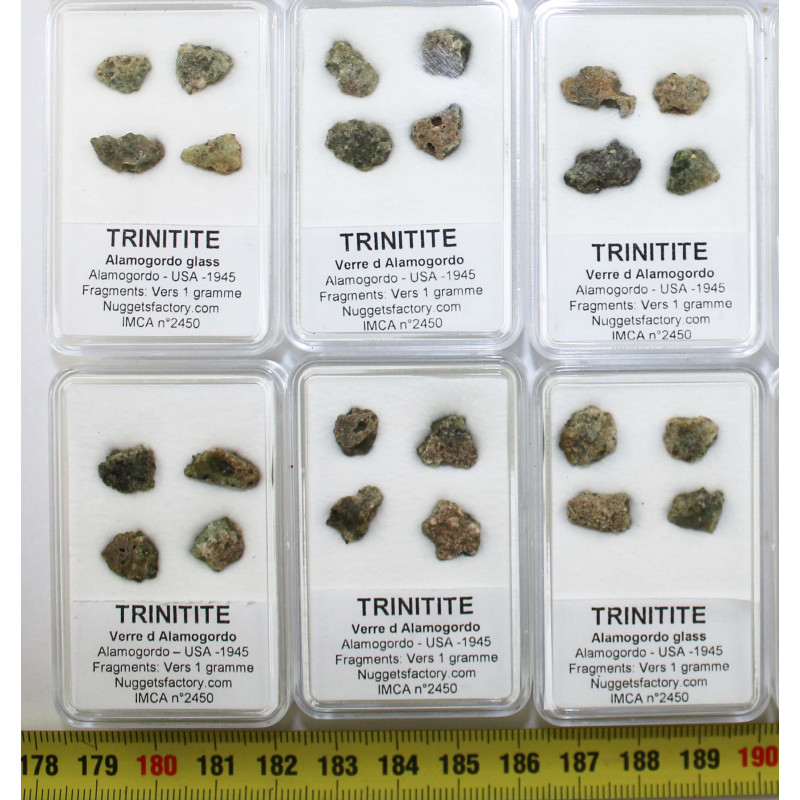 Lot de 4 Fragments de trinitite dans une boîte - Verre d Alamogordo ( USA - 1.0 gramme )