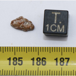 Météorite Lunaire Laâyoune 002 dans une boite Feld Breccia (Maroc - 0.206 gramme - 047**)