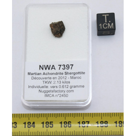 Météorite NWA 7397 dans une boite - Martienne Ach Shergottite (NWA - 0.612 gramme - 011**)