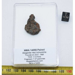 NWA 14056 Paired Achondrite HED Diogénite dans une boite (7.37 grammes - 008 **)