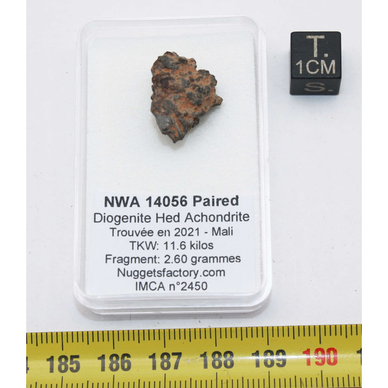 NWA 14056 Paired Achondrite HED Diogénite dans une boite (2.60 grammes - 010 **) NWA 14056 Paired Achondrite HED Diogénite dans une boite (2.60 grammes - 010 **)