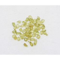 une boite avec des Olivines  de Pallasite Jepara ( Indonésie -  vers 1 gramme )