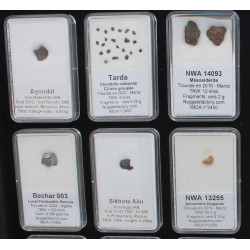 Collection de 18 météorites dans des boites avec un plateau  ( 003 ** )
