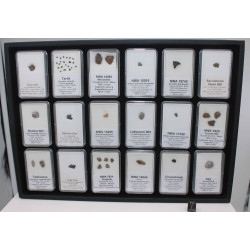Collection de 18 météorites dans des boites avec un plateau  ( 003 ** )