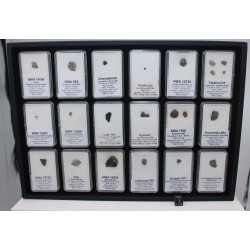 Collection de 18 météorites dans des boites avec un plateau de collection  ( 005 ** )