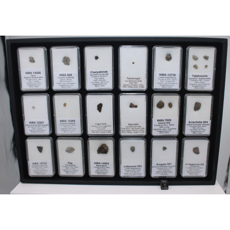 Collection de 18 météorites dans des boites avec un plateau de collection  ( 005 ** )