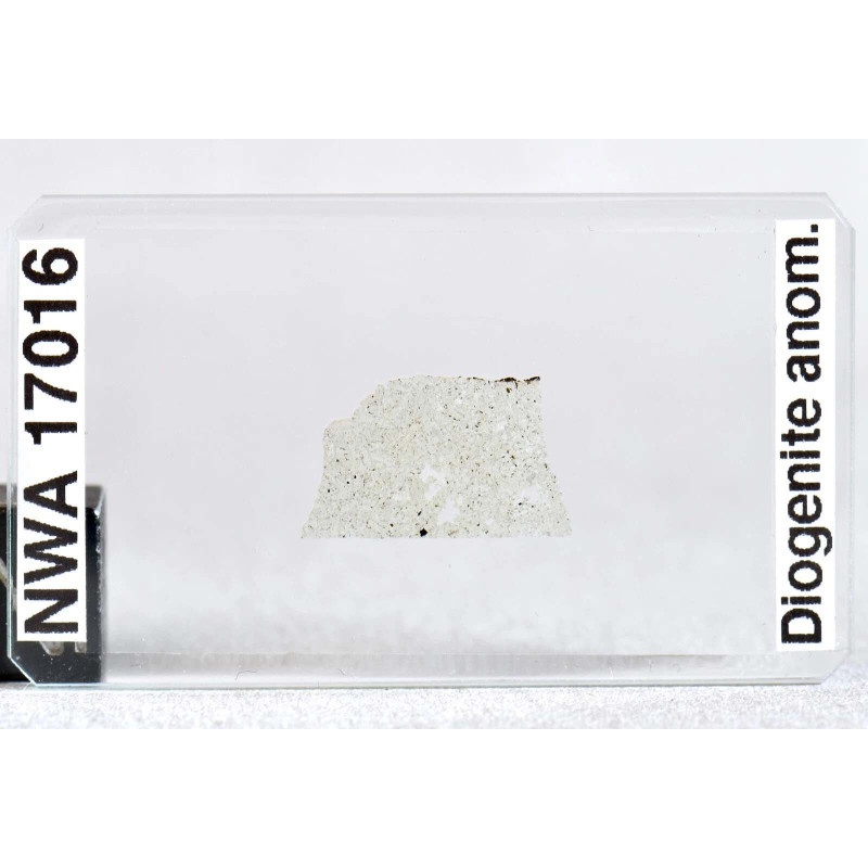 Lame mince de météorite NWA 17016 - Achondrite Diogénite, anormale (NWA - 052**) Lame mince de météorite NWA 17016 - Achondrite Diogénite, anormale (NWA - 052**)