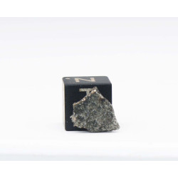 Tranche de Météorite NWA 15016 dans une boite - Martienne Ach Shergottite (Algérie - 0.298 gramme - 025 **)