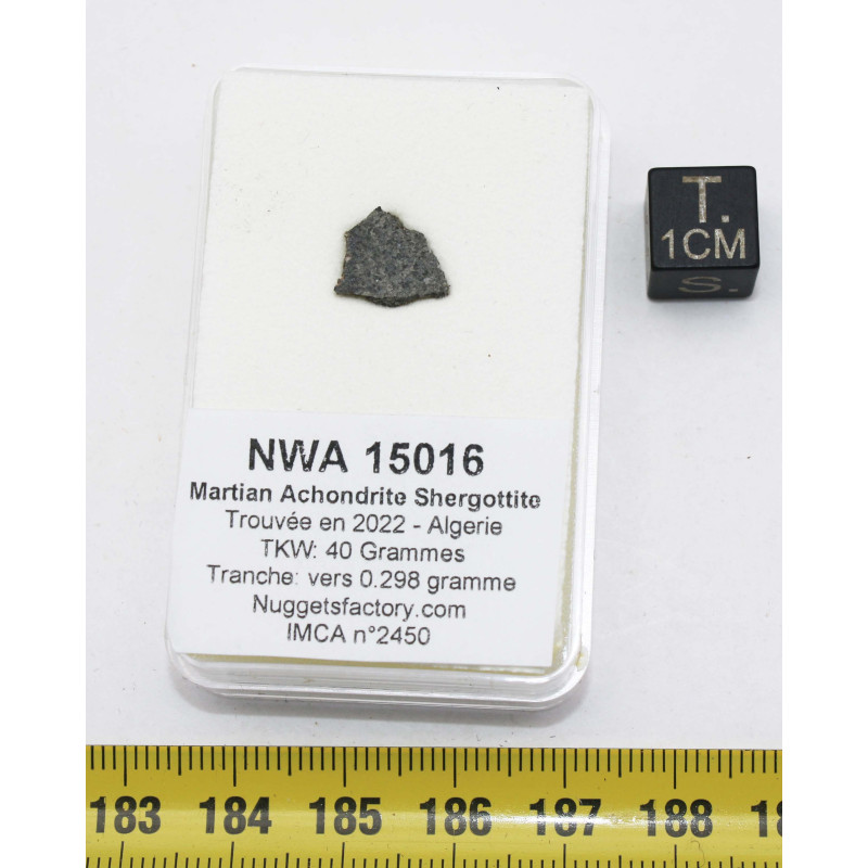 Tranche de Météorite NWA 15016 dans une boite - Martienne Ach Shergottite (Algérie - 0.298 gramme - 025 **) Tranche de Météorite NWA 15016 dans une boite - Martienne Ach Shergottite (Algérie - 0.298 gramme - 025 **)