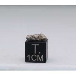 Météorite Lunaire Laâyoune 002 dans une boite Feld Breccia (Maroc - 0.202 gramme - 053**)