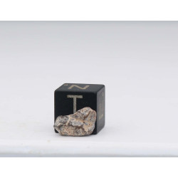 Météorite Lunaire Laâyoune 002 dans une boite Feld Breccia (Maroc - 0.202 gramme - 053**)