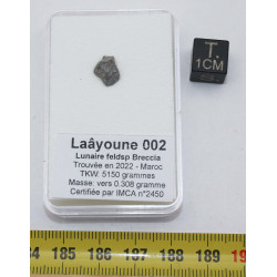 Météorite lunaire Laâyoune 002 dans une boite Feld Breccia (Maroc - 0.308 gramme 054**)
