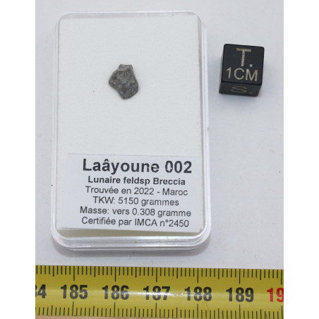 Météorite lunaire Laâyoune 002 dans une boite Feld Breccia (Maroc - 0.308 gramme 054**)