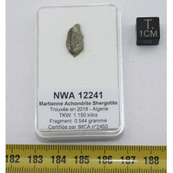 Tranche de Météorite NWA 12241 dans une boite - Martienne Achondrite Shergottite (Algérie -  0.544 gramme - 008 **)