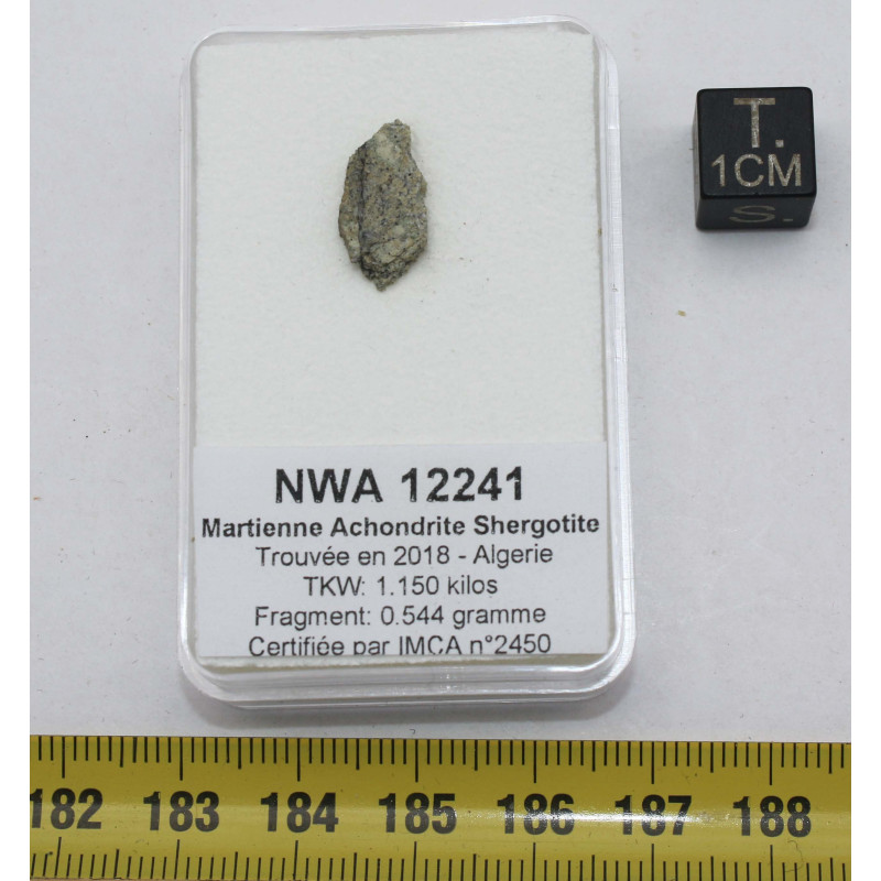 Tranche de Météorite NWA 12241 dans une boite - Martienne Achondrite Shergottite (Algérie -  0.544 gramme - 008 **)