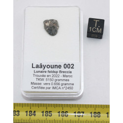 Météorite lunaire Laâyoune 002 dans une boite Feld Breccia (Maroc - 0.656 gramme 055**)
