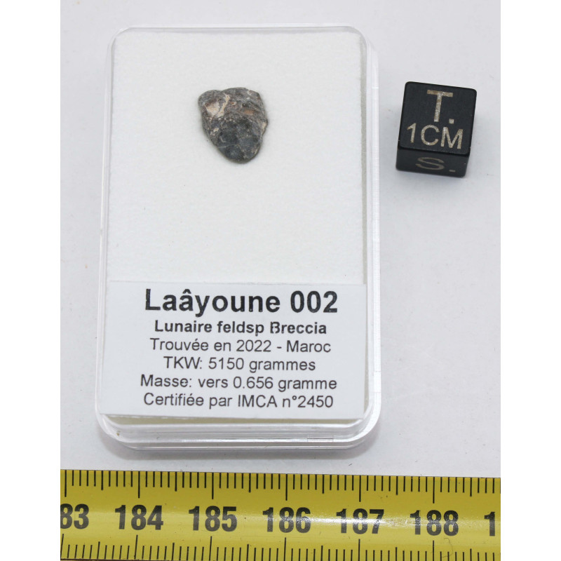 Météorite lunaire Laâyoune 002 dans une boite Feld Breccia (Maroc - 0.656 gramme 055**) Météorite lunaire Laâyoune 002 dans une boite Feld Breccia (Maroc - 0.656 gramme 055**)