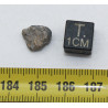 Météorite lunaire Laâyoune 002 dans une boite Feld Breccia (Maroc - 0.656 gramme 055**)