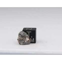 Météorite lunaire Laâyoune 002 dans une boite Feld Breccia (Maroc - 0.656 gramme 055**)