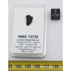 Météorite Lunaire NWA 13739 dans une boite Feld Breccia (Algérie - 0.41 gramme - 004 **)