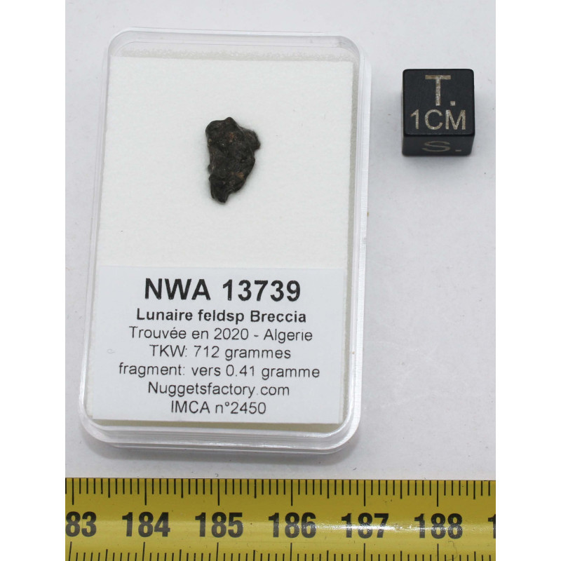 Météorite Lunaire NWA 13739 dans une boite Feld Breccia (Algérie - 0.41 gramme - 004 **) Météorite Lunaire NWA 13739 dans une boite Feld Breccia (Algérie - 0.41 gramme - 004 **)