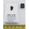 Météorite Lunaire NWA 13739 dans une boite Feld Breccia (Algérie - 0.41 gramme - 004 **)