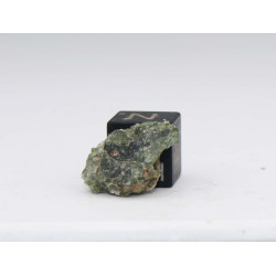 Fragment de trinitite dans une boîte - Verre d Alamogordo (USA - 0.80 gramme - 094*)
