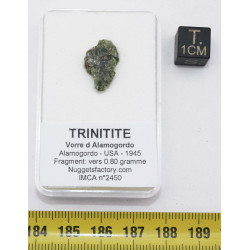 Fragment de trinitite dans une boîte - Verre d Alamogordo (USA - 0.80 gramme - 094*)