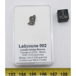 Météorite lunaire Laâyoune 002 dans une boite Feld Breccia (Maroc - 0.296 gramme 056**)