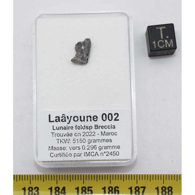 Météorite lunaire Laâyoune 002 dans une boite Feld Breccia (Maroc - 0.296 gramme 056**) Météorite lunaire Laâyoune 002 dans une boite Feld Breccia (Maroc - 0.296 gramme 056**)