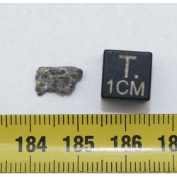 Météorite lunaire Laâyoune 002 dans une boite Feld Breccia (Maroc - 0.296 gramme 056**)