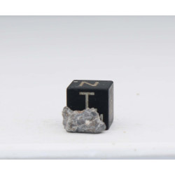 Météorite lunaire Laâyoune 002 dans une boite Feld Breccia (Maroc - 0.296 gramme 056**)