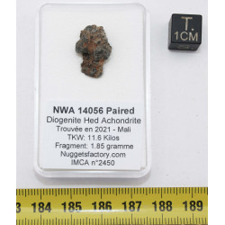 NWA 14056 Paired Achondrite HED Diogénite dans une boite (1.85 gramme - 011 **)
