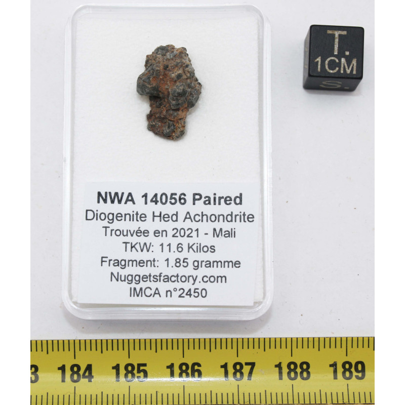 NWA 14056 Paired Achondrite HED Diogénite dans une boite (1.85 gramme - 011 **) NWA 14056 Paired Achondrite HED Diogénite dans une boite (1.85 gramme - 011 **)