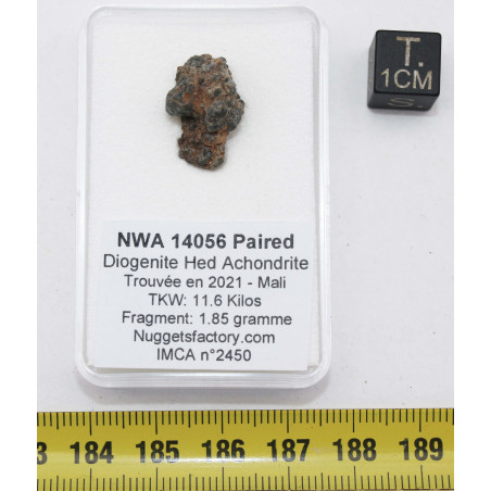 NWA 14056 Paired Achondrite HED Diogénite dans une boite (1.85 gramme - 011 **)