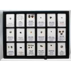 Collection de 18 météorites dans des boites avec un plateau  de collection ( 003 ** )
