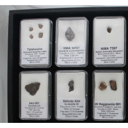 Collection de 18 météorites dans des boites avec un plateau (007 **)