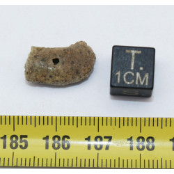 Fragment de trinitite dans une boîte - Verre d Alamogordo (USA - 0.80 gramme - 096*)