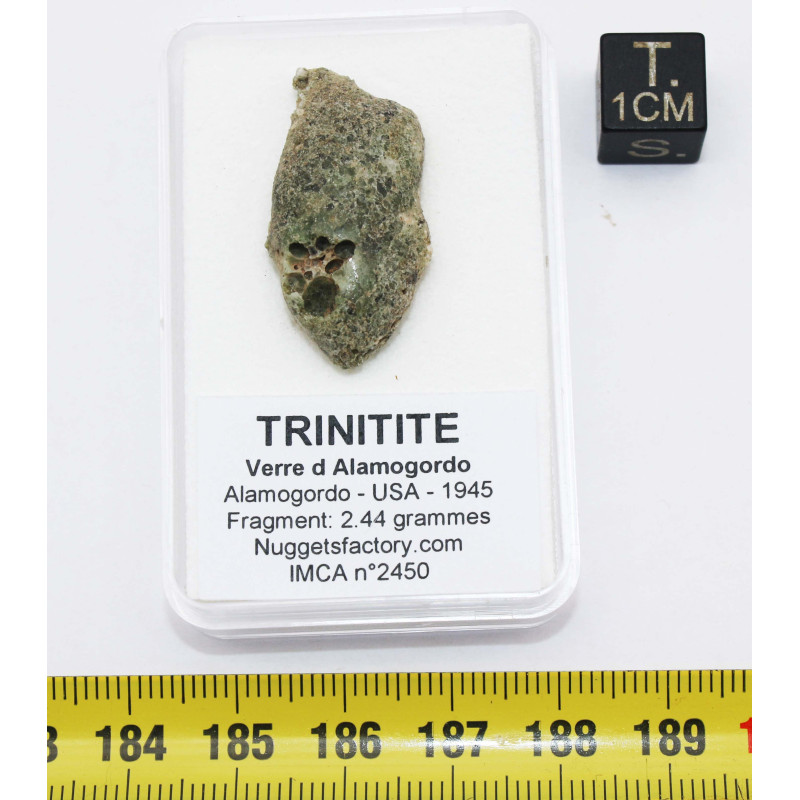 Fragment de trinitite dans une boîte - Verre d Alamogordo (USA - 2.44 grammes - 097*) Fragment de trinitite dans une boîte - Verre d Alamogordo (USA - 2.44 grammes - 097*)