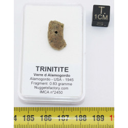 Fragment de trinitite dans une boîte - Verre d Alamogordo (USA - 0.80 gramme - 096*)